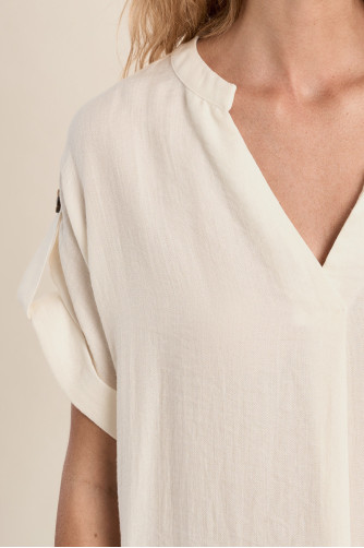 Vestido de manga corta, detalle hebillas.