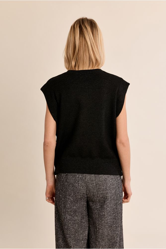 Sleeveless knitted sweater
