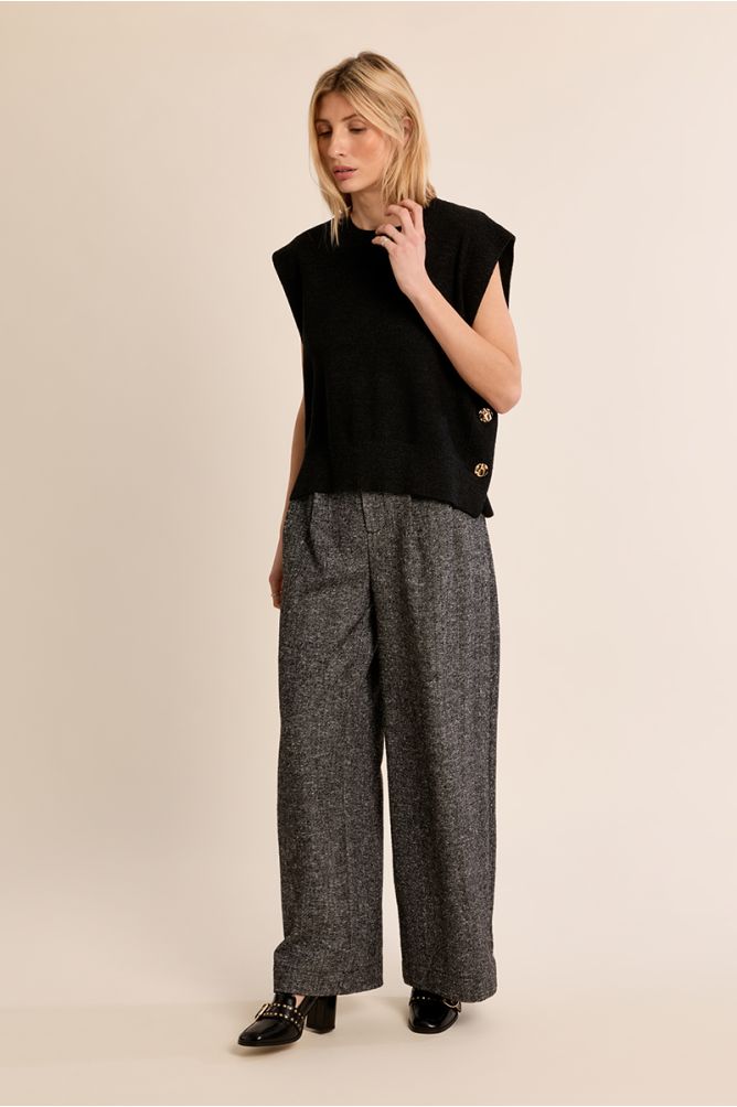 Sleeveless knitted sweater