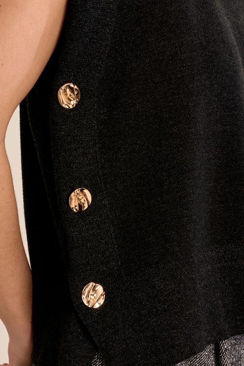 Sleeveless knitted sweater