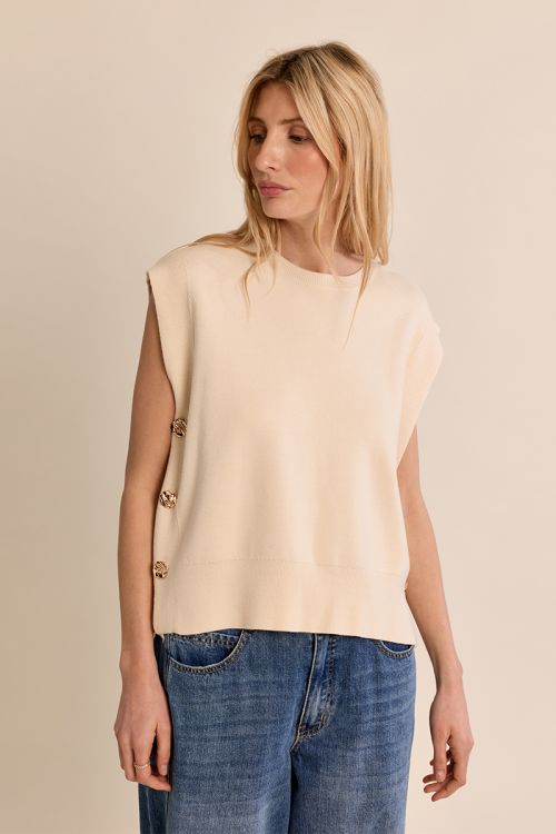 Sleeveless knitted sweater