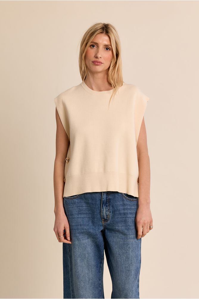 Sleeveless knitted sweater