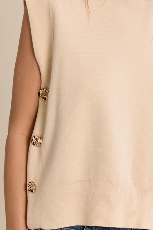 Sleeveless knitted sweater