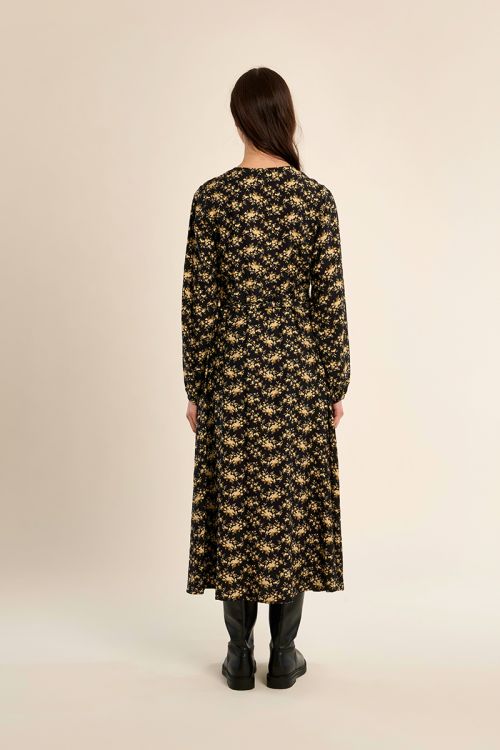 Vestido largo con estampado y volantes