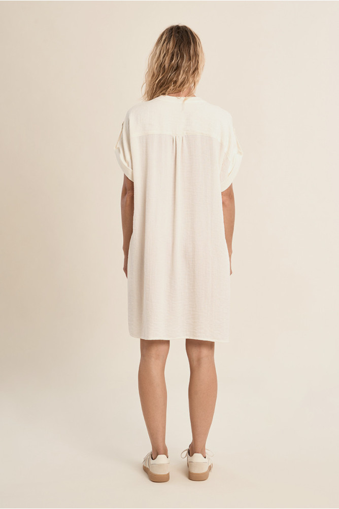 Robe courte, chemise