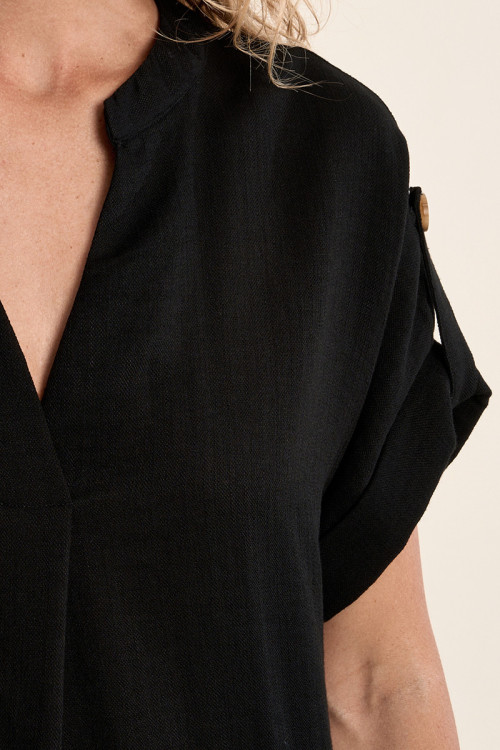 Vestido de manga corta, detalle hebillas.