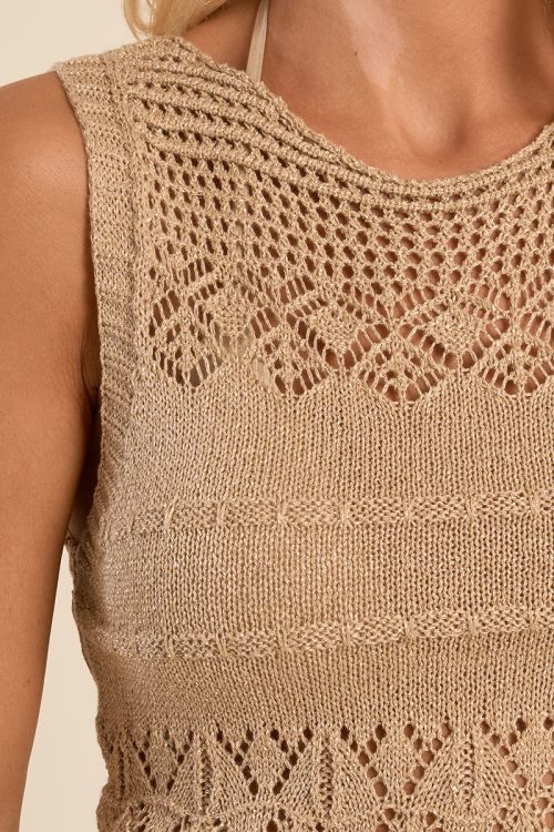 Vestido corto, sin manga, en punto calado.