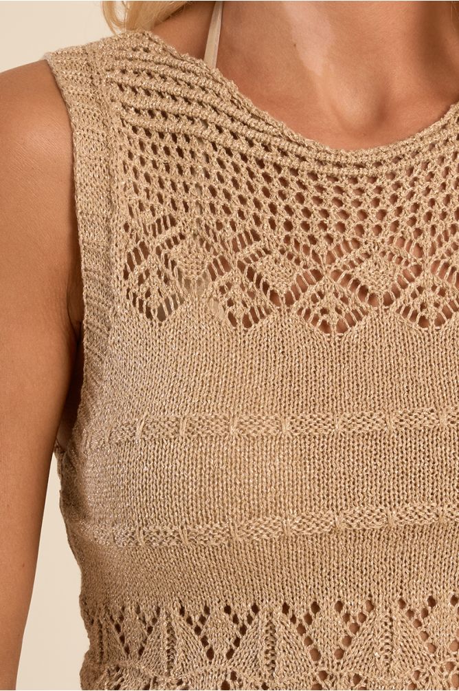 Vestido corto, sin manga, en punto calado.