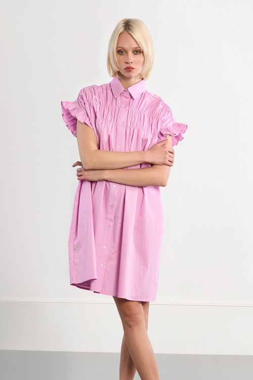Vestido corto, camisero, con pliegues.
