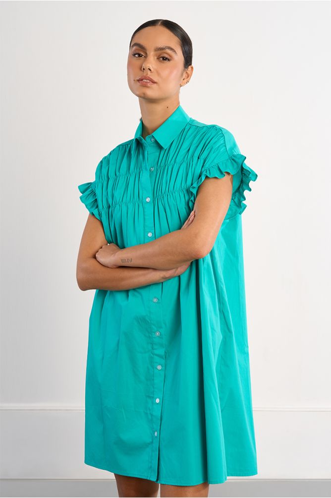 Vestido corto, camisero, con pliegues.