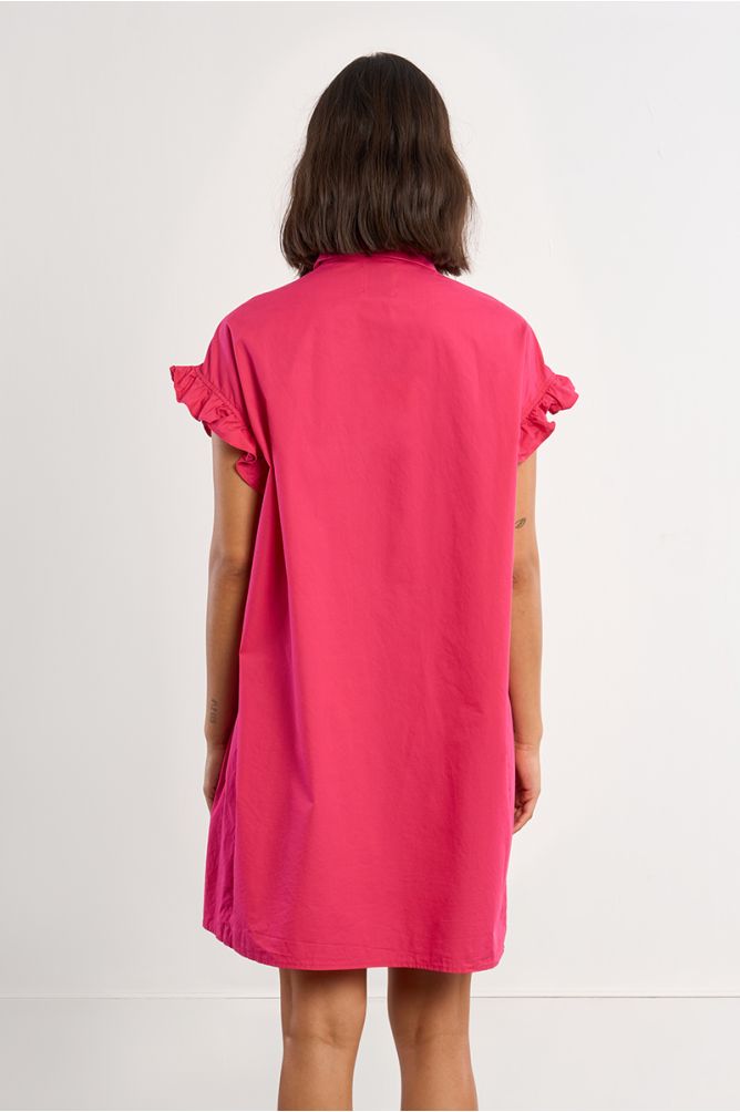 Vestido corto, camisero, con pliegues.