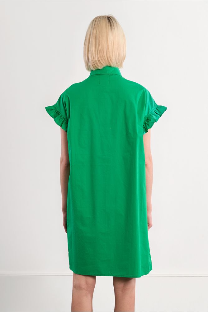 Vestido corto, camisero, con pliegues.