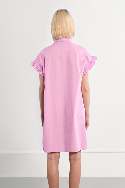 Vestido corto, camisero, con pliegues.