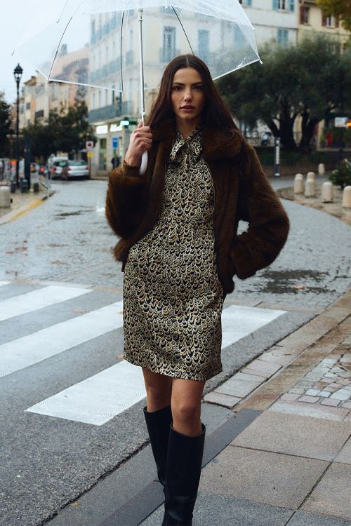 Fitted dress with tie collar