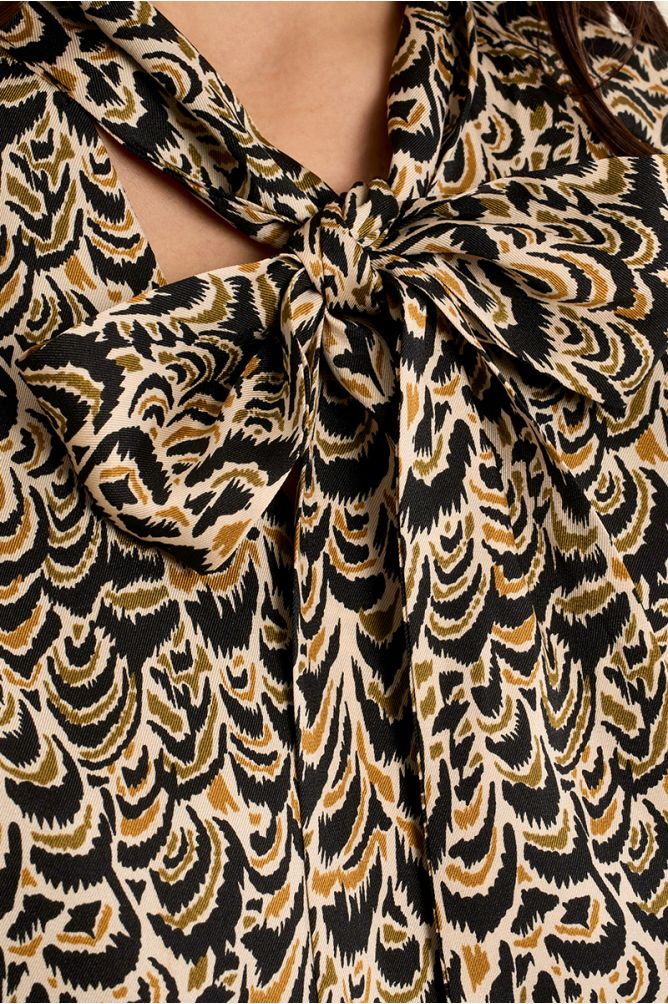 Robe ajustée col à nouer