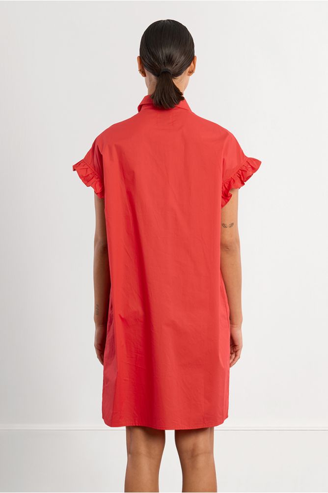 Vestido corto, camisero, con pliegues.