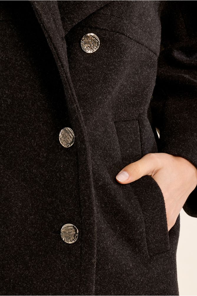 Button-down coat with wide collar