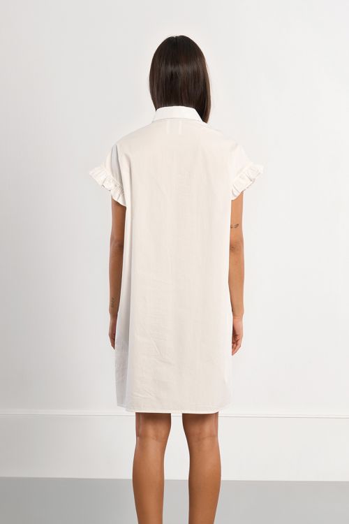 Vestido corto, camisero, con pliegues.