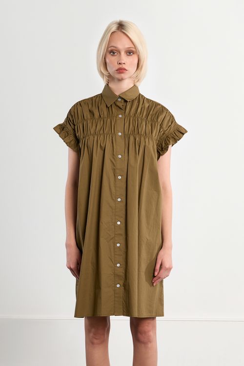 Vestido corto, camisero, con pliegues.
