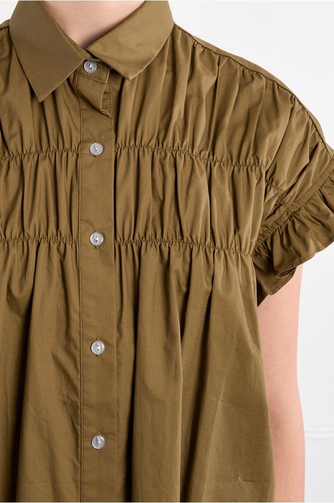 Vestido corto, camisero, con pliegues.