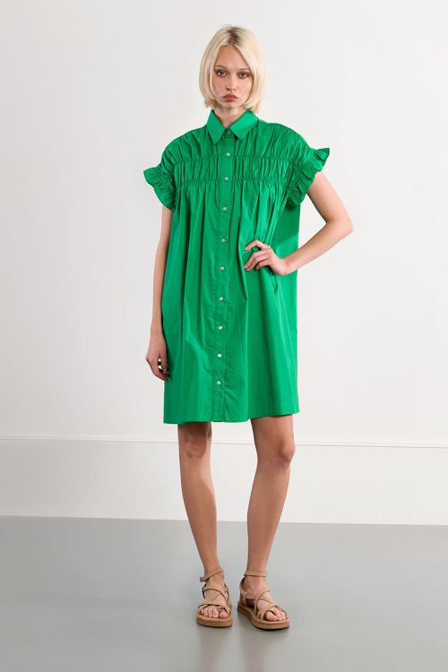 Vestido corto, camisero, con pliegues.