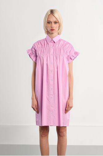 Vestido corto, camisero, con pliegues.