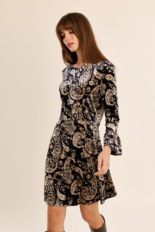 Short dress, flared sleeves