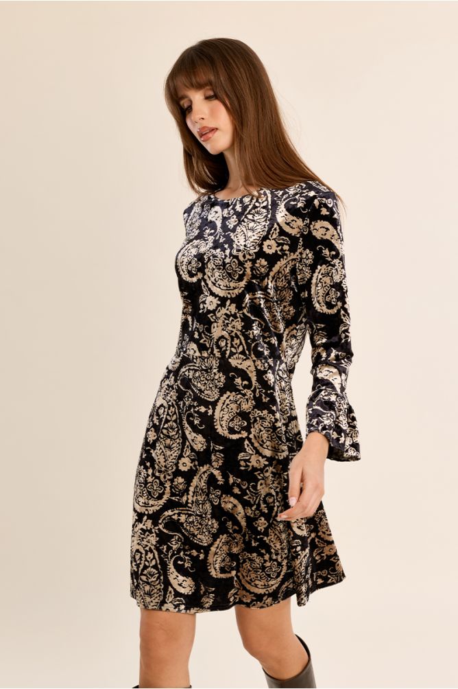 Robe courte, manches évasées