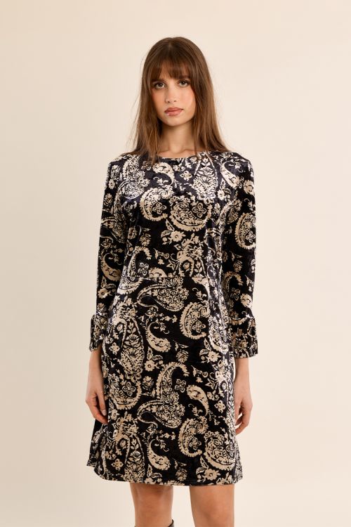 Short dress, flared sleeves