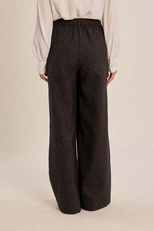 Pantalón largo detalle pliegues