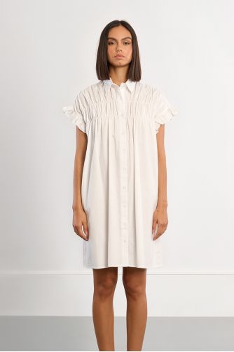 Vestido corto, camisero, con pliegues.