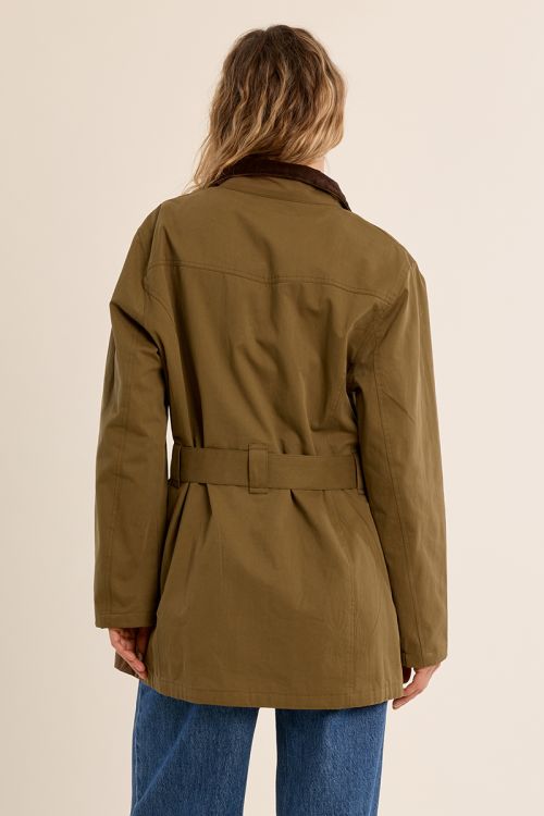 Parka con cuello solapa y cinturón