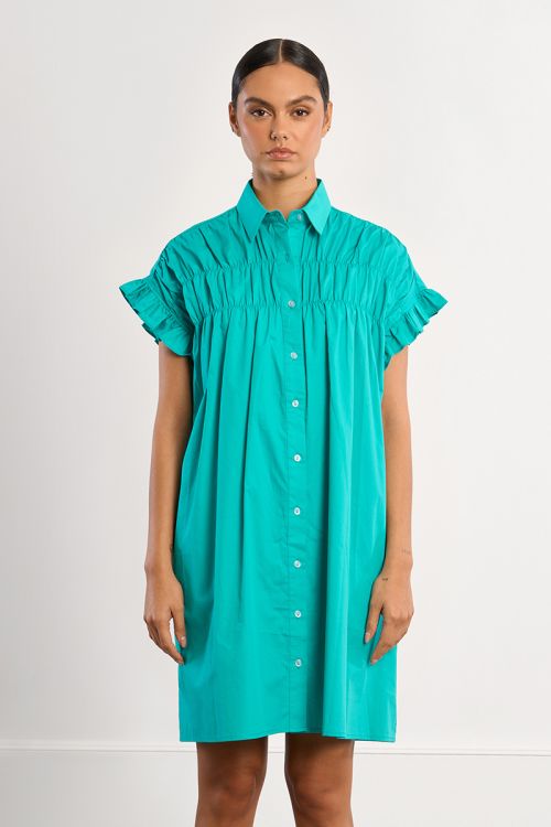 Vestido corto, camisero, con pliegues.
