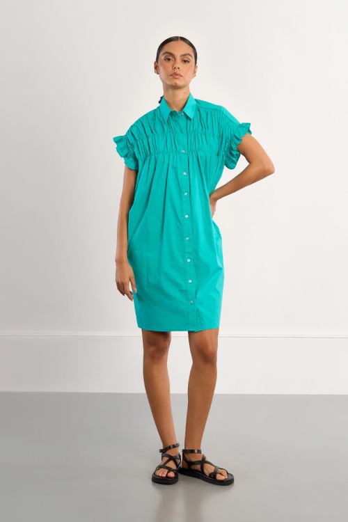 Vestido corto, camisero, con pliegues.