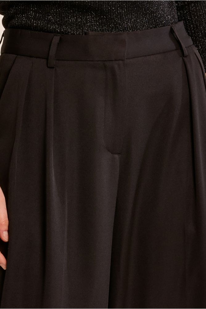 Pantalón largo perneras anchas