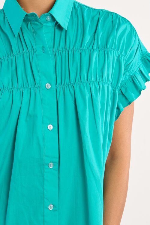 Vestido corto, camisero, con pliegues.