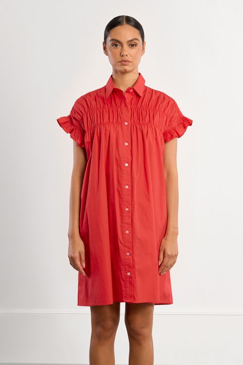 Vestido corto, camisero, con pliegues.