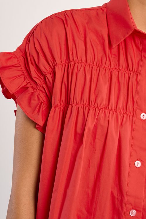 Vestido corto, camisero, con pliegues.