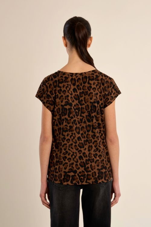 T-shirt con scollo a V leopardata - Molly Bracken