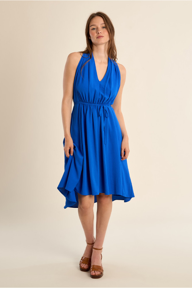 Vestido corto, con escote halter, asimétrico.