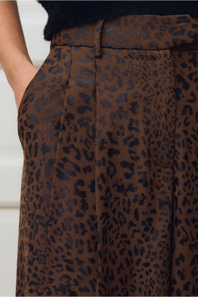 Pleated trousers, leopard print