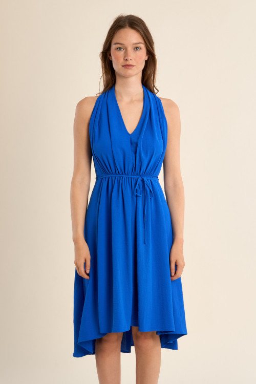 Vestido corto, con escote halter, asimétrico.