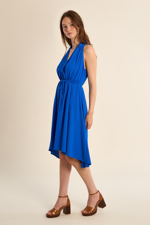 Vestido corto, con escote halter, asimétrico.