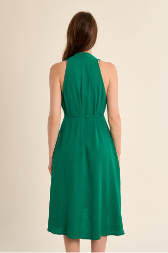 Vestido corto, con escote halter, asimétrico.