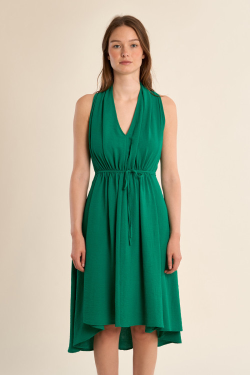 Vestido corto, con escote halter, asimétrico.