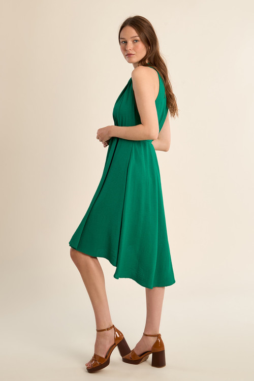 Vestido corto, con escote halter, asimétrico.