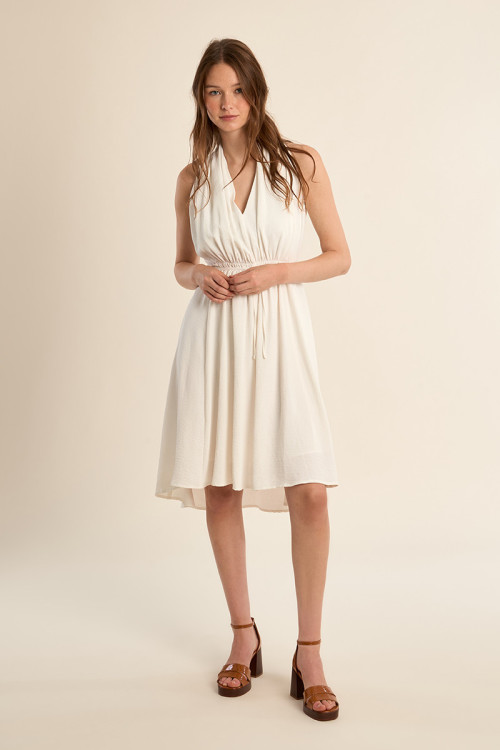 Vestido corto, con escote halter, asimétrico.