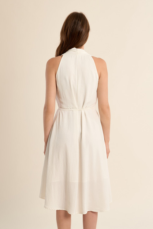 Vestido corto, con escote halter, asimétrico.