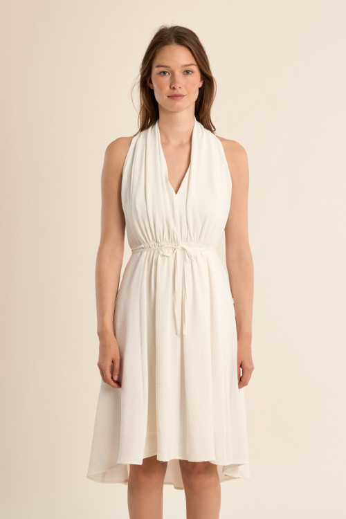 Vestido corto, con escote halter, asimétrico.