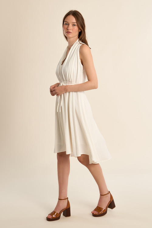 Vestido corto, con escote halter, asimétrico.